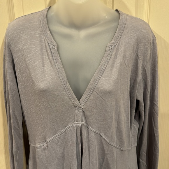 Wilt grey/lavender V-neck top. Sz Medium - Picture 2 of 8